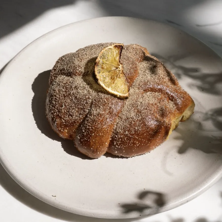 Pan de muerto de Nania con azúcar y cenizas